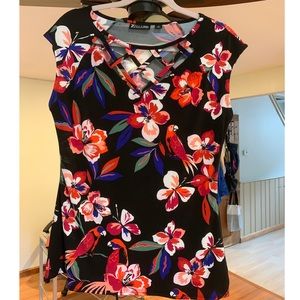 Floral lattice neck shirt